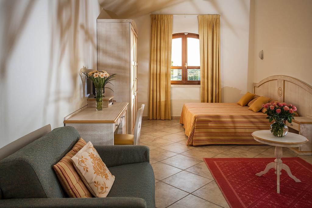 Hotel Raffael Phg Putzu Idu Zewnętrze zdjęcie