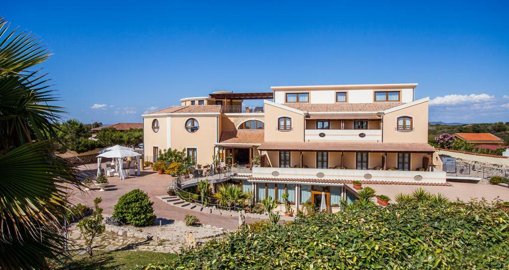 Hotel Raffael Phg Putzu Idu Zewnętrze zdjęcie